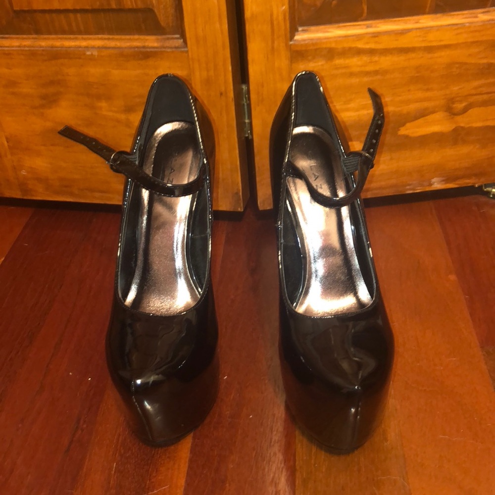 Black pumps